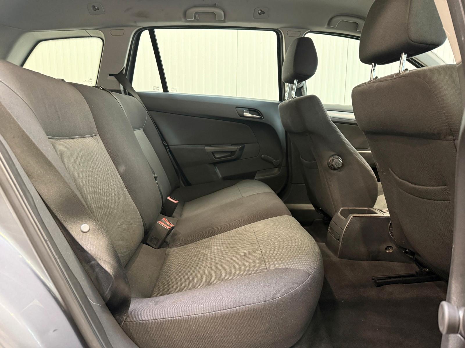 Opel Astra 2006 — photo 14