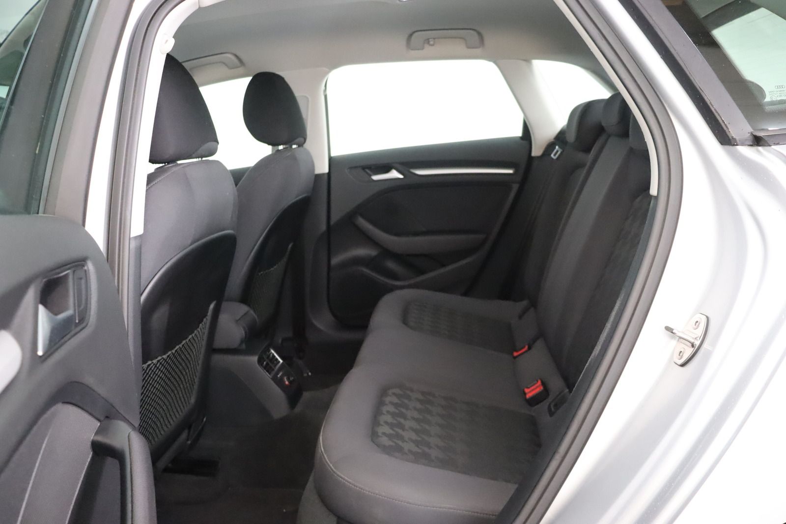 Fahrzeugabbildung Audi A3 1.4 TFSI Ambiente Sportback * Navi * Bi-Xenon