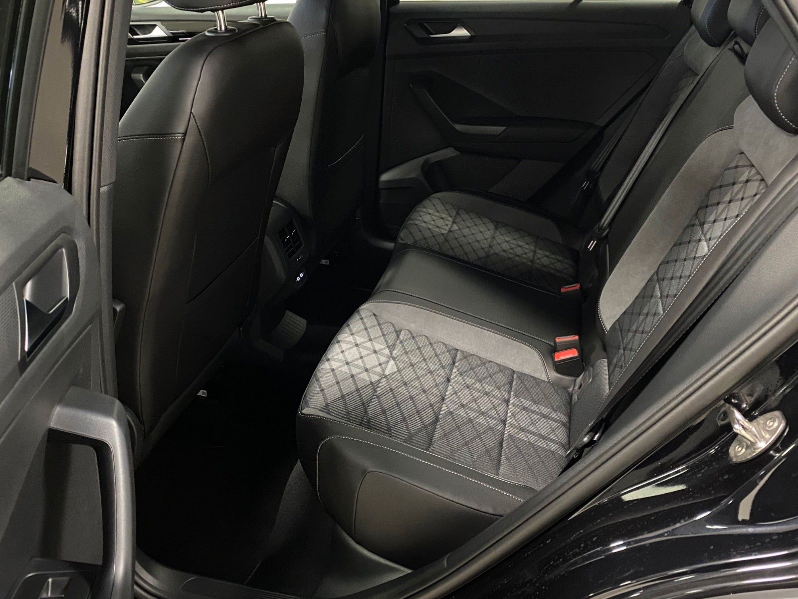 Fahrzeugabbildung Volkswagen T-Roc 1.5 TSI DSG R-Line+ACC+iQ Light MATRIX+18"