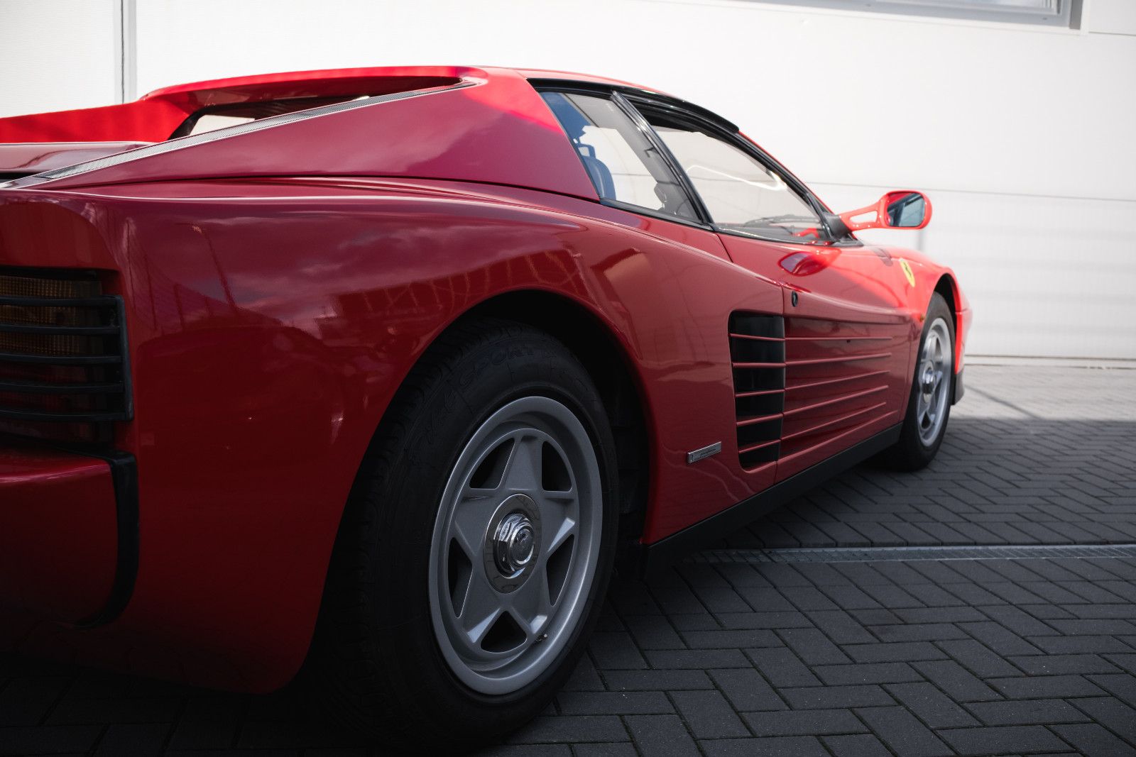 Fahrzeugabbildung Ferrari Testarossa - 2. Hd.- wenig KM - dt. Auto - TOP!