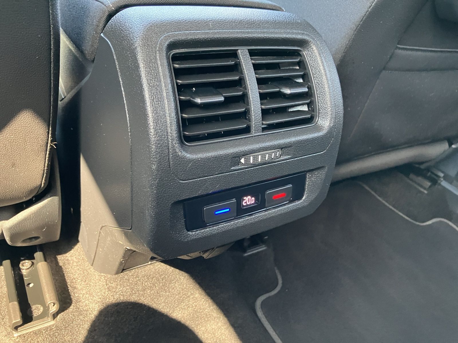 Fahrzeugabbildung Volkswagen Touran Highline BMT/Start-Stopp LED Climatronic