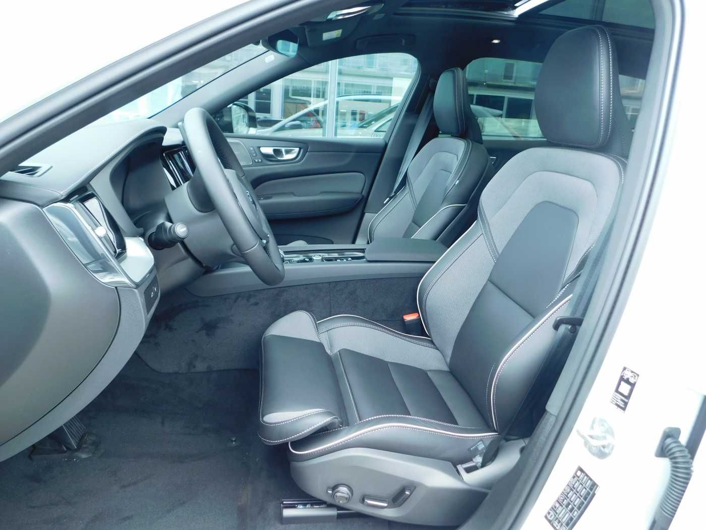 Fahrzeugabbildung Volvo XC60 T8 AWD Ultra Black Edit. 'HEAD-UP-DISPLAY'