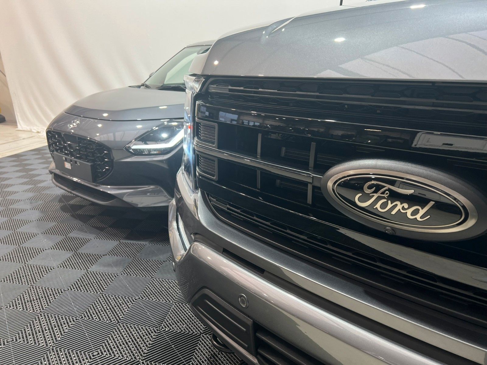 Fahrzeugabbildung Ford F-150 Lariat 5.0L *BIG DEAL* Suzuki Swift Bundle