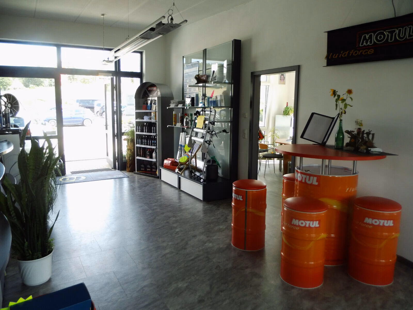 showroom-image-top