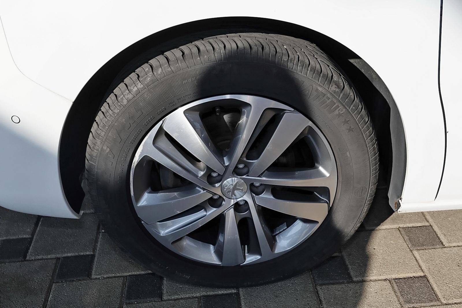 Peugeot Traveller Business VIP AHK+DISTRO+TOTWINKEL+17"
