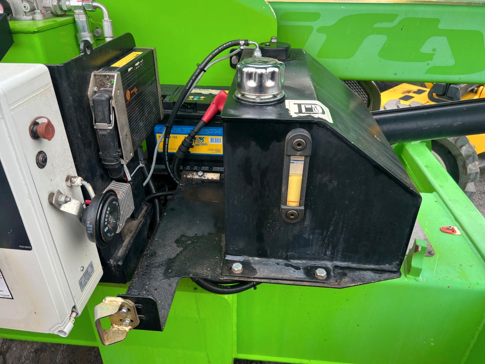 Fahrzeugabbildung Niftylift HR17D 4X4 / 1.636h / 17m Arbeithöhe