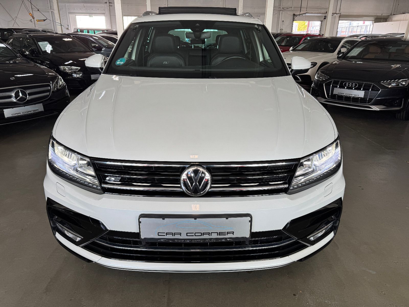 Fahrzeugabbildung Volkswagen Tiguan DSG 4MO 3X R-LINE PANO MEMORY BLACK STYLE
