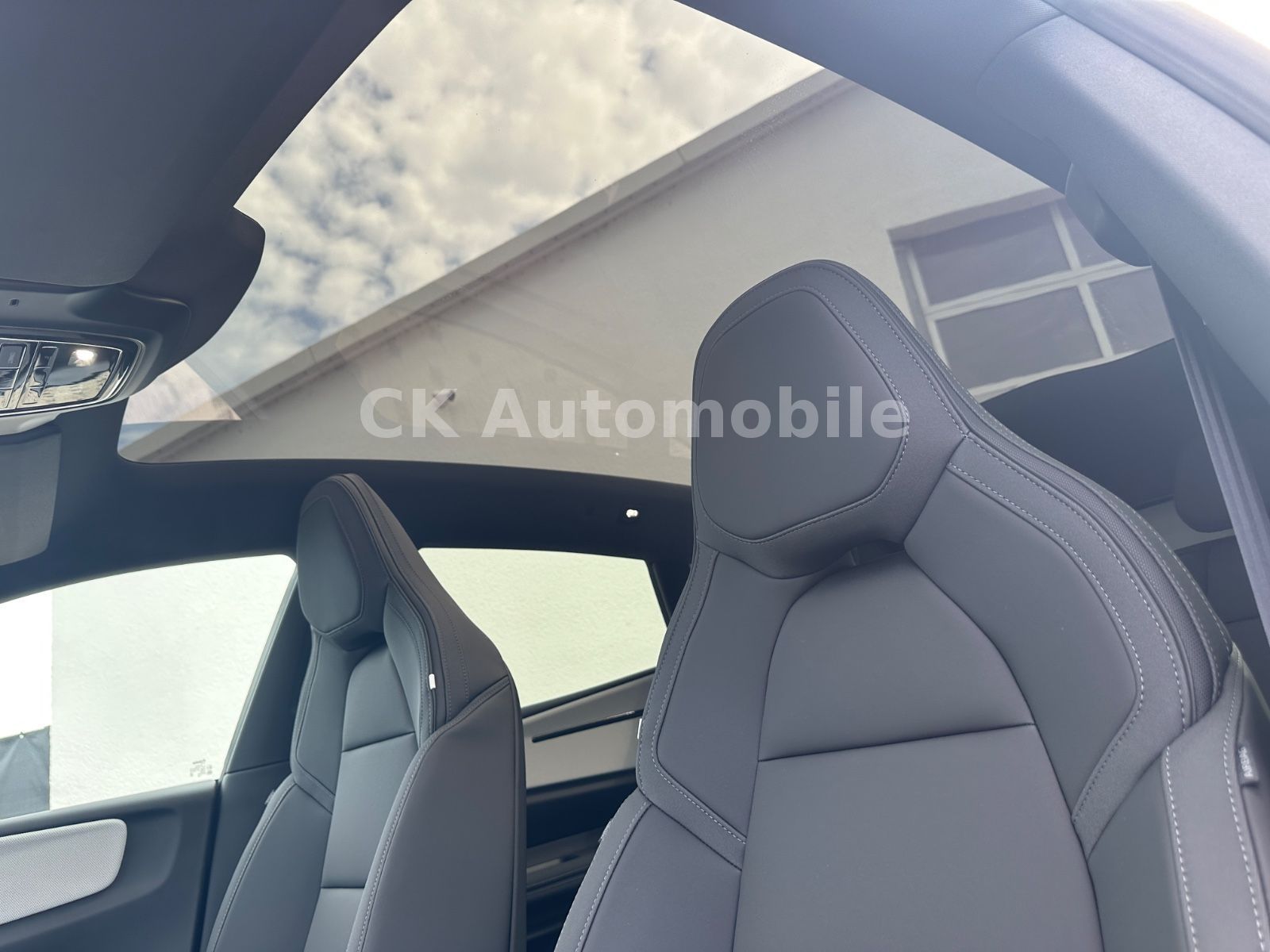 Fahrzeugabbildung Polestar 4 LRDM 400 kW Long Range Dual/Pano/Head-Up