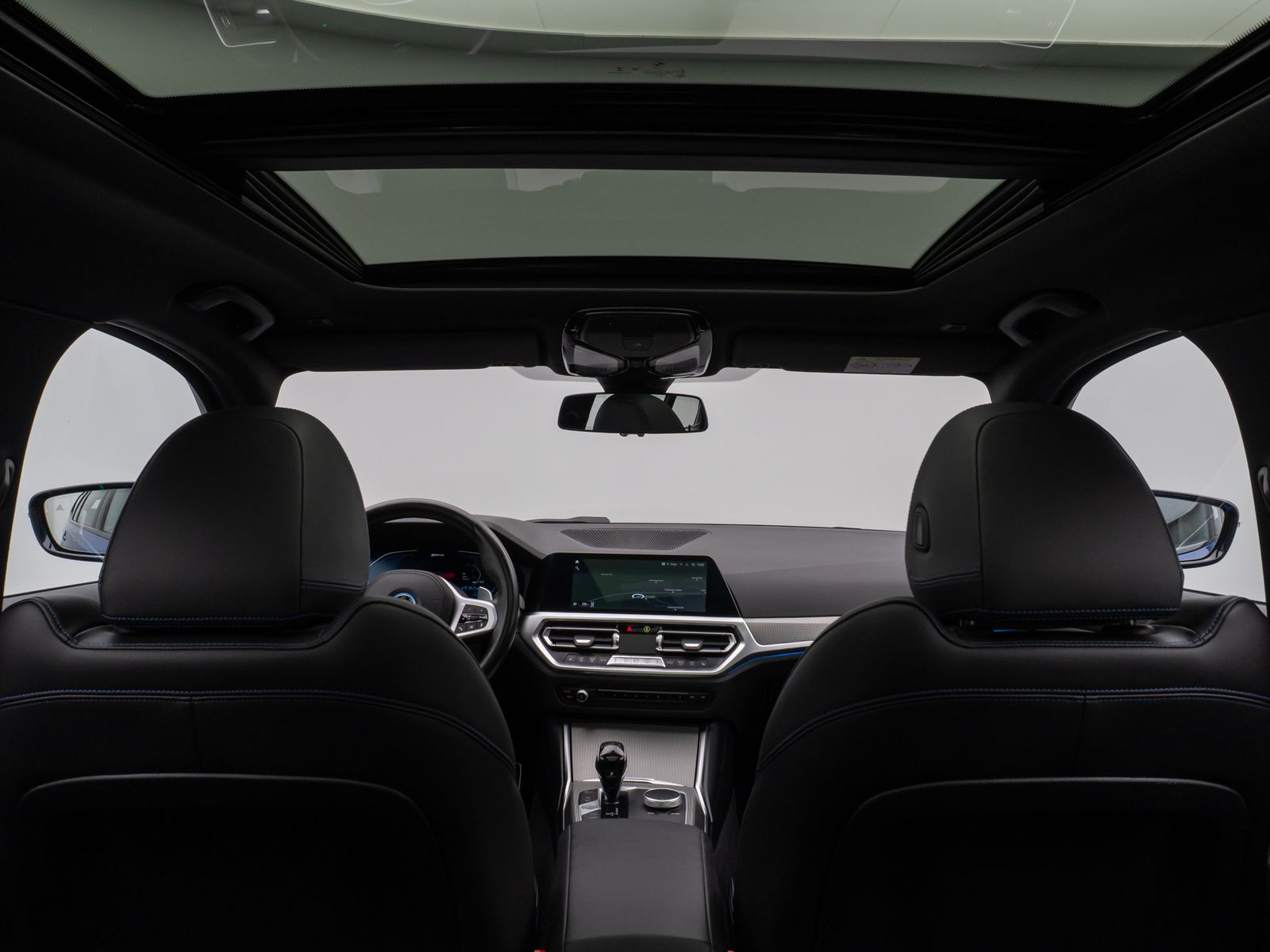 Fahrzeugabbildung BMW 330e  M Sport Panorama Laser Kamera HUD HiFi