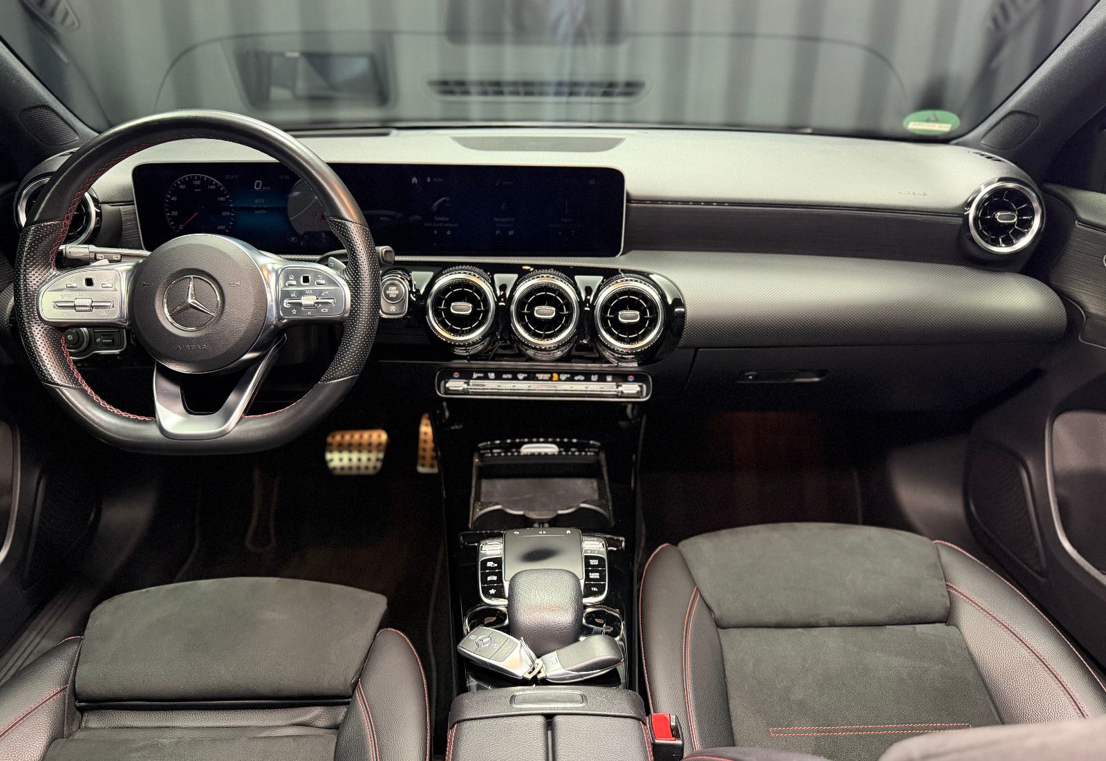 Fahrzeugabbildung Mercedes-Benz A 250 4Matic|AMG-LINE|360°|STDHZG