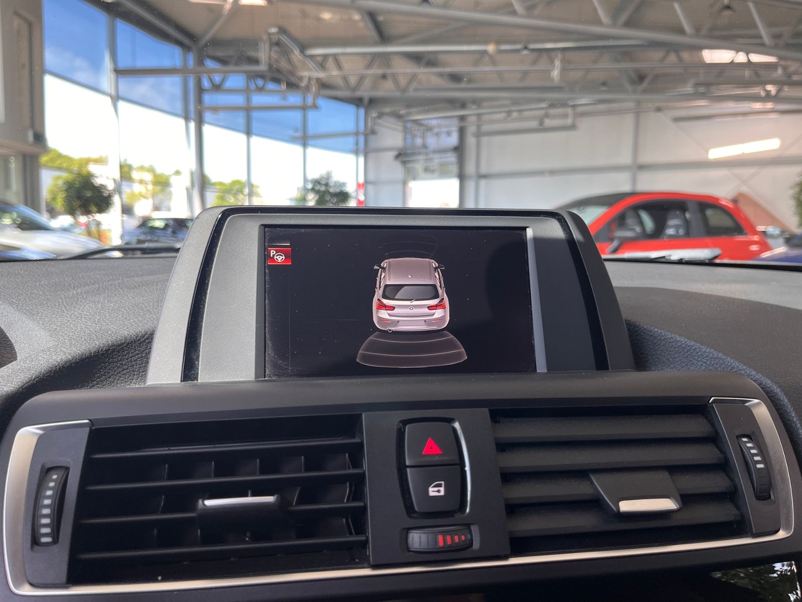 Fahrzeugabbildung BMW 118 i Sport Line KLIMA LED SHZ PDC 17"