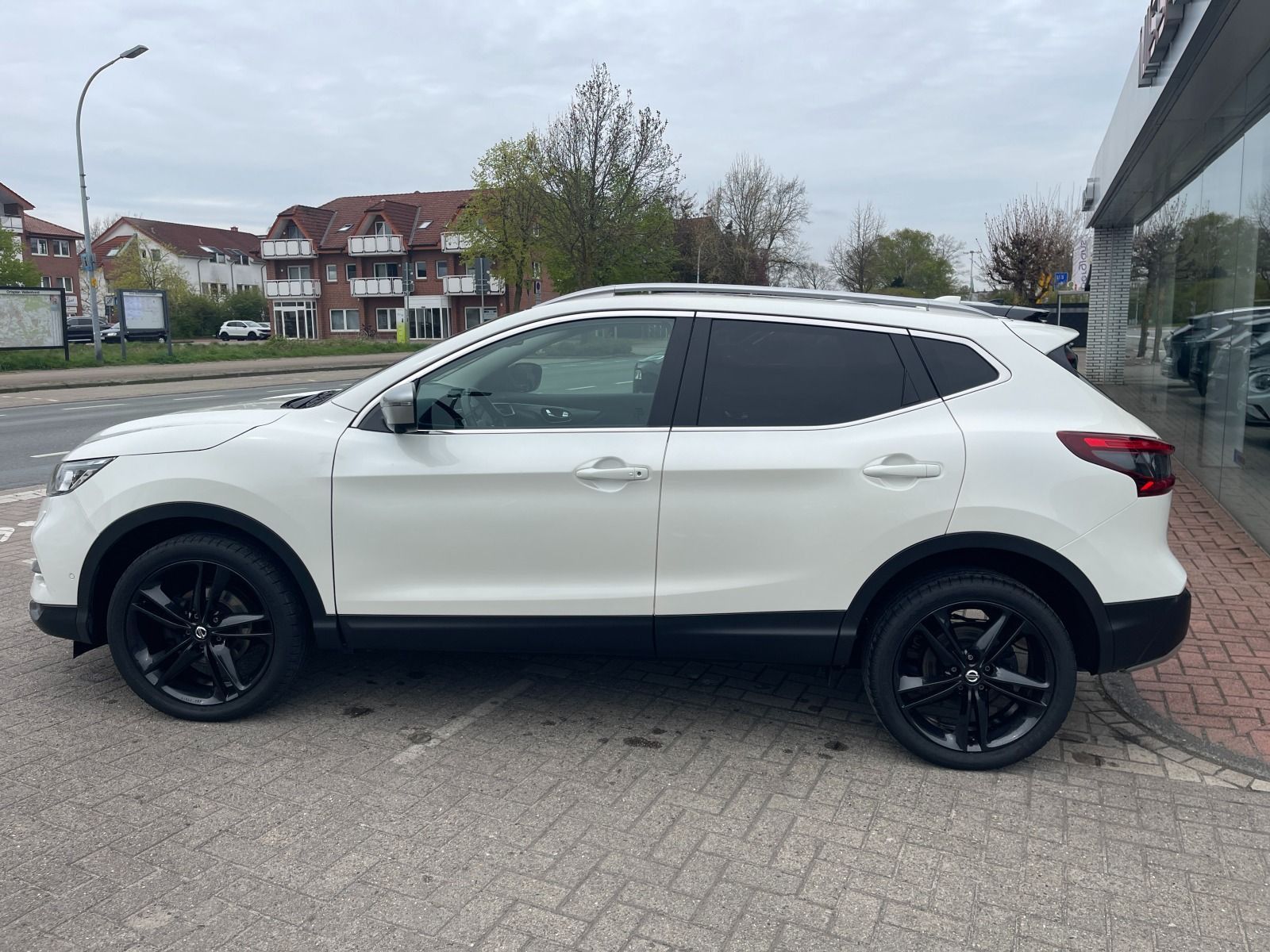 Fahrzeugabbildung Nissan Qashqai 1.3 DiG-T N-Motion AHK/360° Kamera/LED