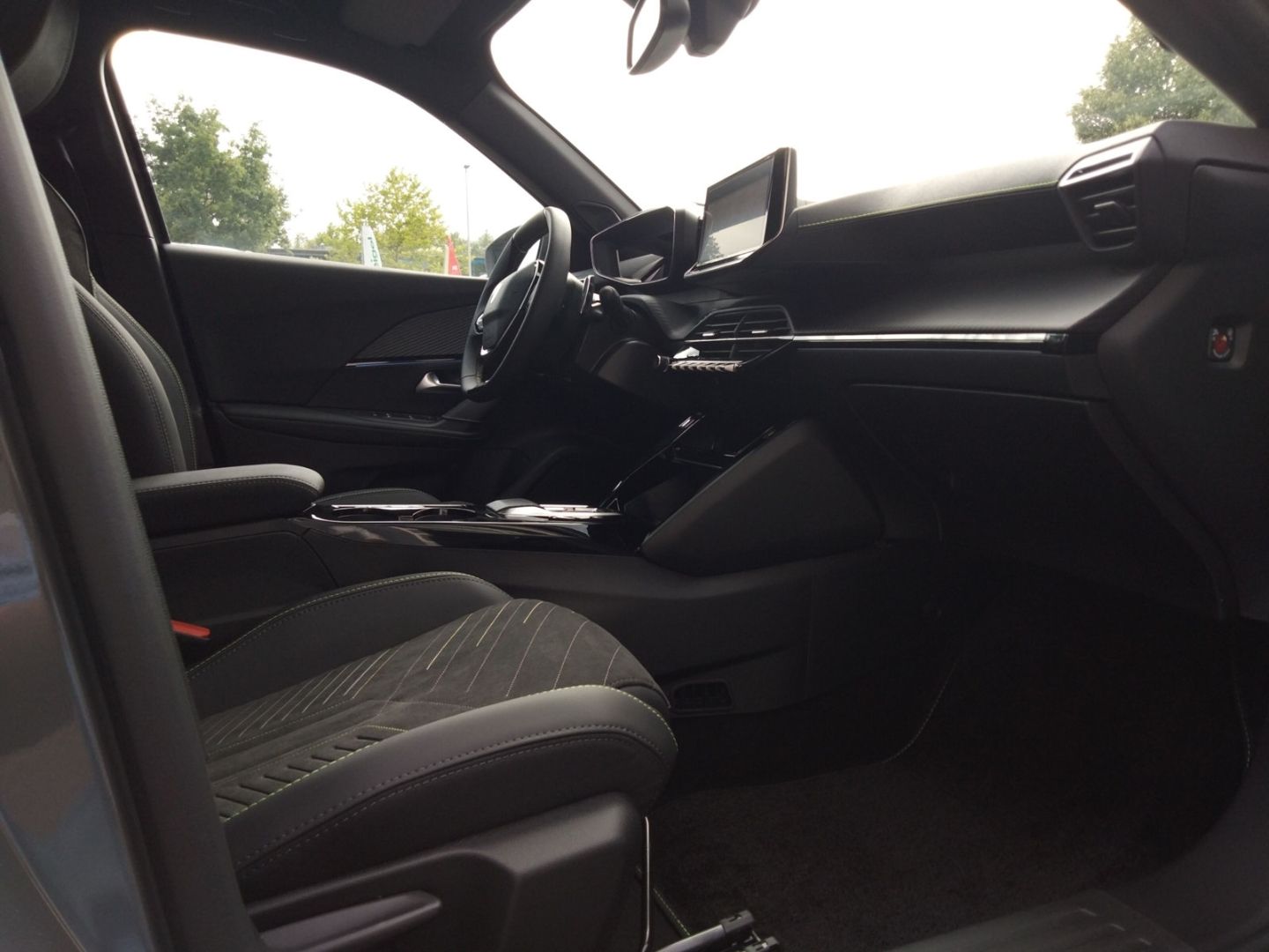 Fahrzeugabbildung Peugeot 2008 GT HYBRID 145 e-DSC6 El. Panodach Navi ACC