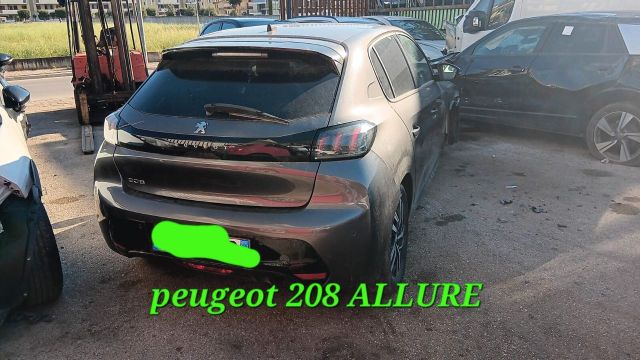 Peugeot 208 Allure incidentata sinistrata mondia