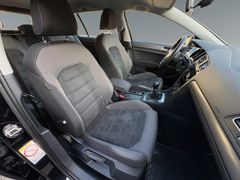 Fahrzeugabbildung Volkswagen Golf VII Variant Comfortline Navi Sitzh ACC AHK