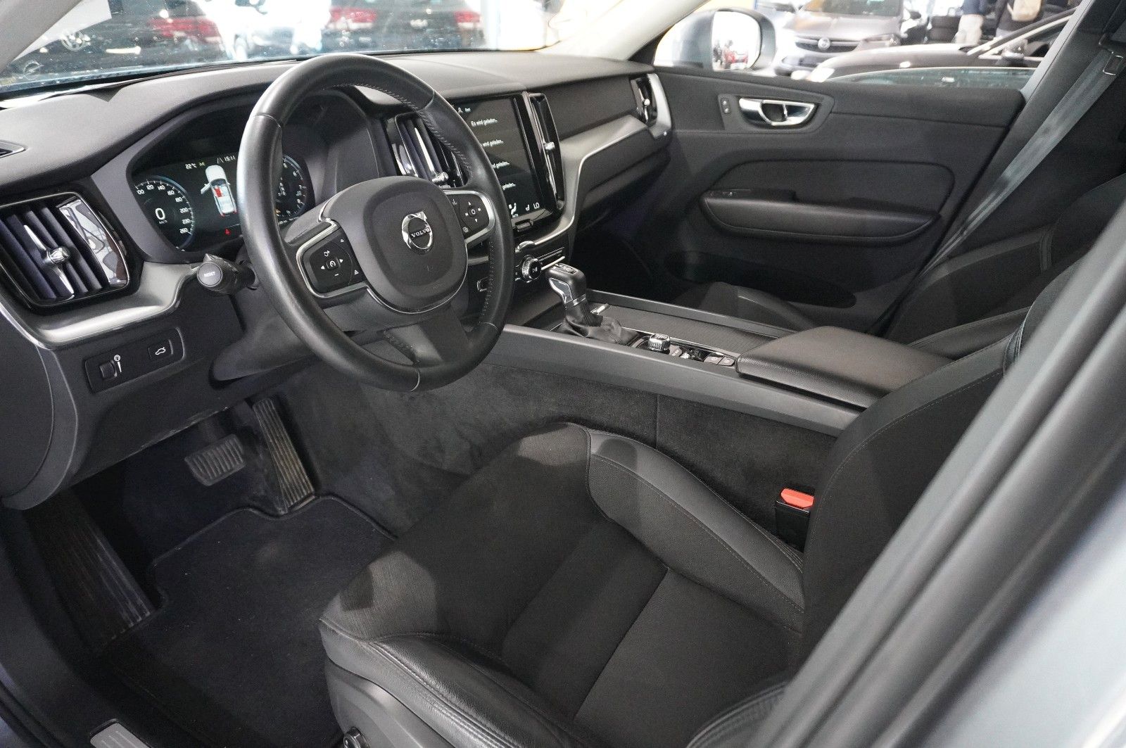 Fahrzeugabbildung Volvo XC 60 T4 MOMENTUM PRO NAVI/LED/VIRTU./SHZ/AHK