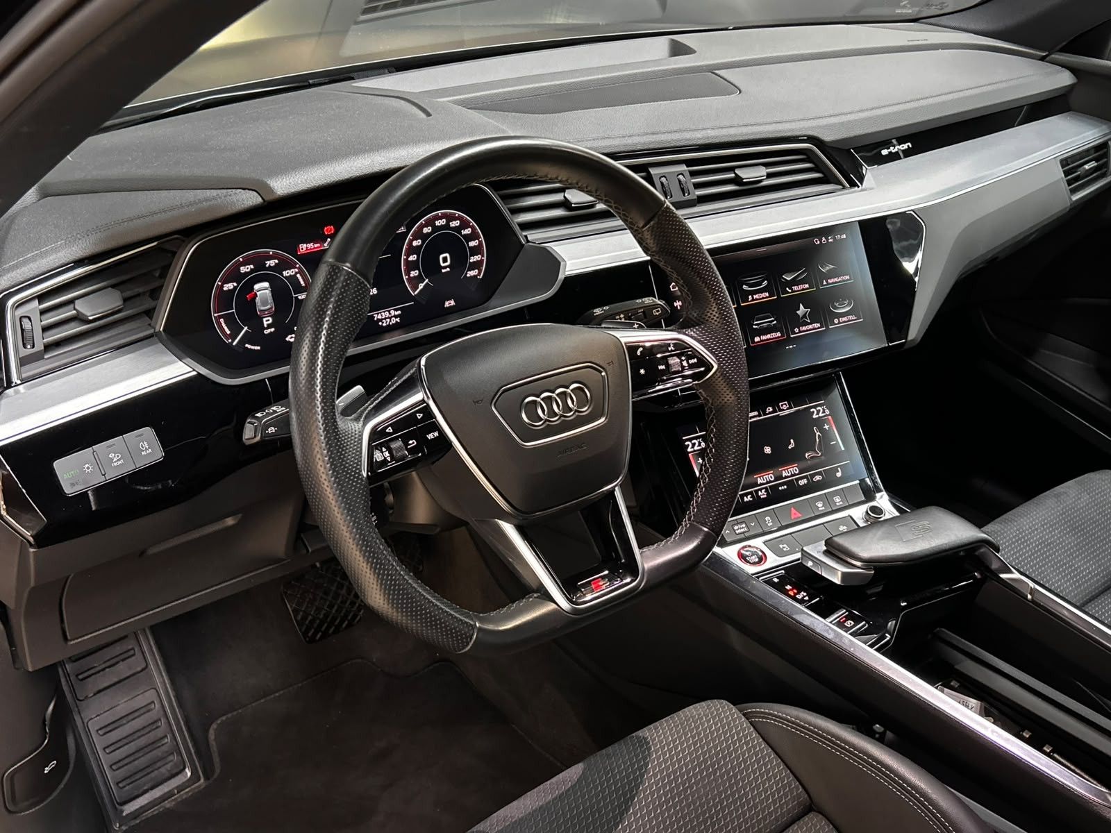 Fahrzeugabbildung Audi e-tron 55 Quat 2X S LINE SPORT LED+NAVI+B&O+KAM+