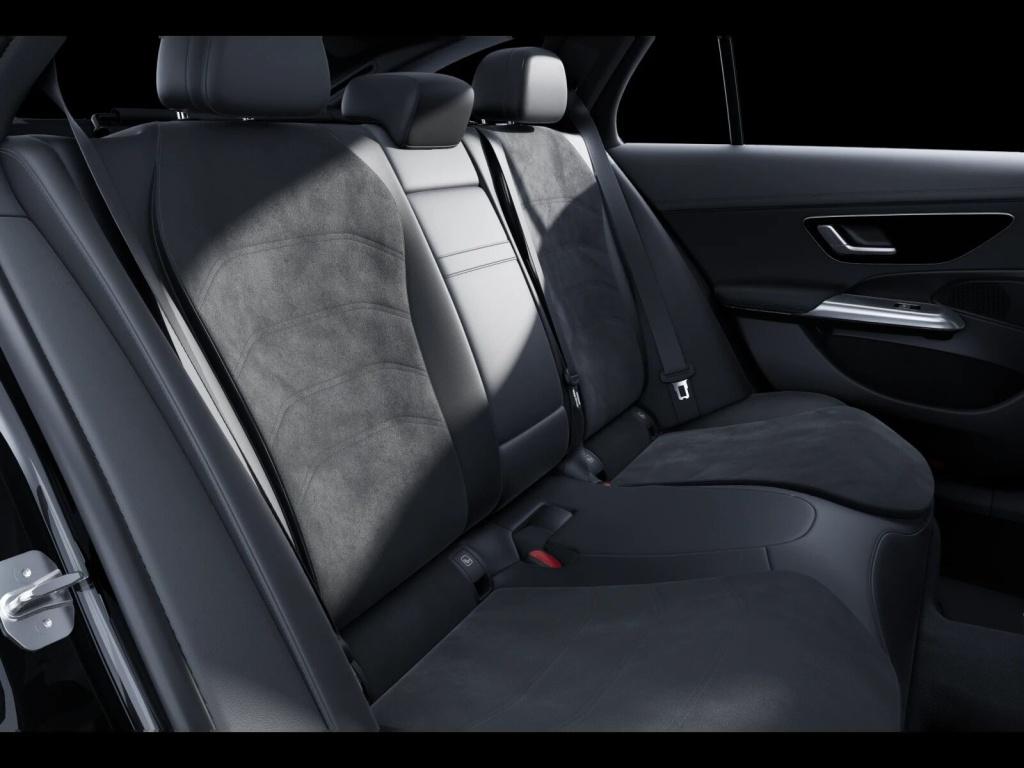 Mercedes-Benz E 220 d T AMG EDITION NIGHT DISTR AHK PANO 360°