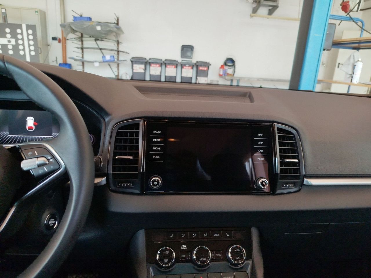 Fahrzeugabbildung SKODA Karoq Selection S110/1.5A7F, AHK