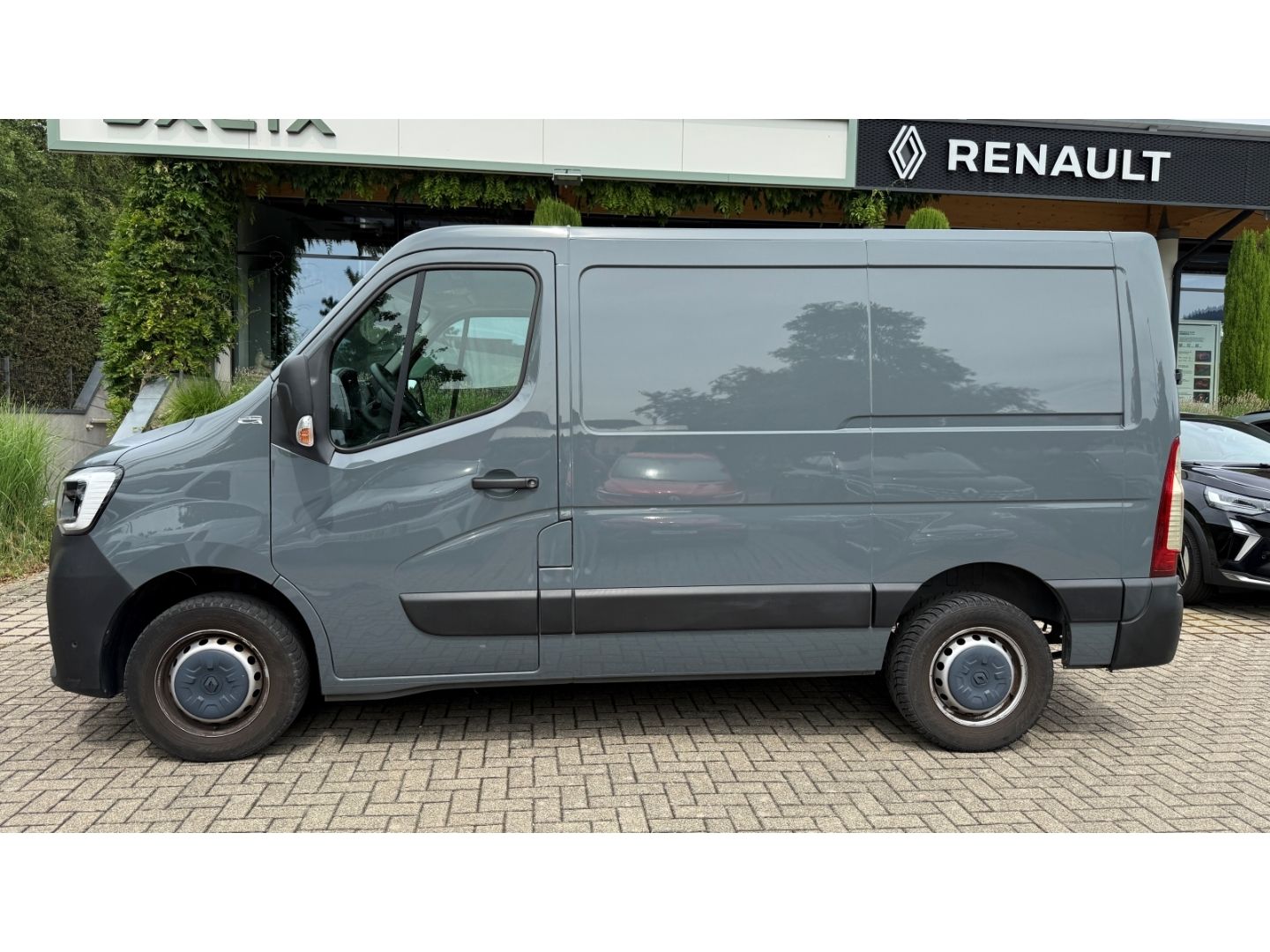 Fahrzeugabbildung Renault Master III Kasten L1H1 Ka 2,8t AHK Totwinkelassi