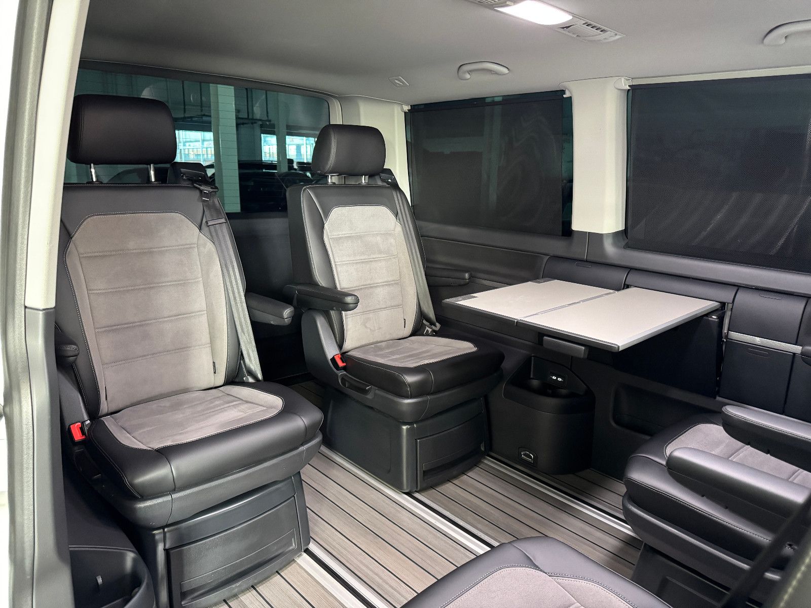 Fahrzeugabbildung Volkswagen T6.1 4M DSG IQ.DRIVE INDIVIDUAL EDITION 6-SITZER