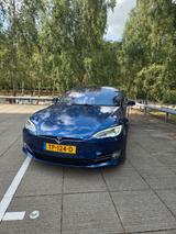 Tesla Model S Basis - - blaue Tesla Model S