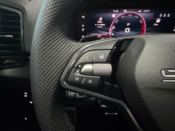 Skoda Karoq Sportline 1.5 Matrix+AHK+Panodach+Kamera