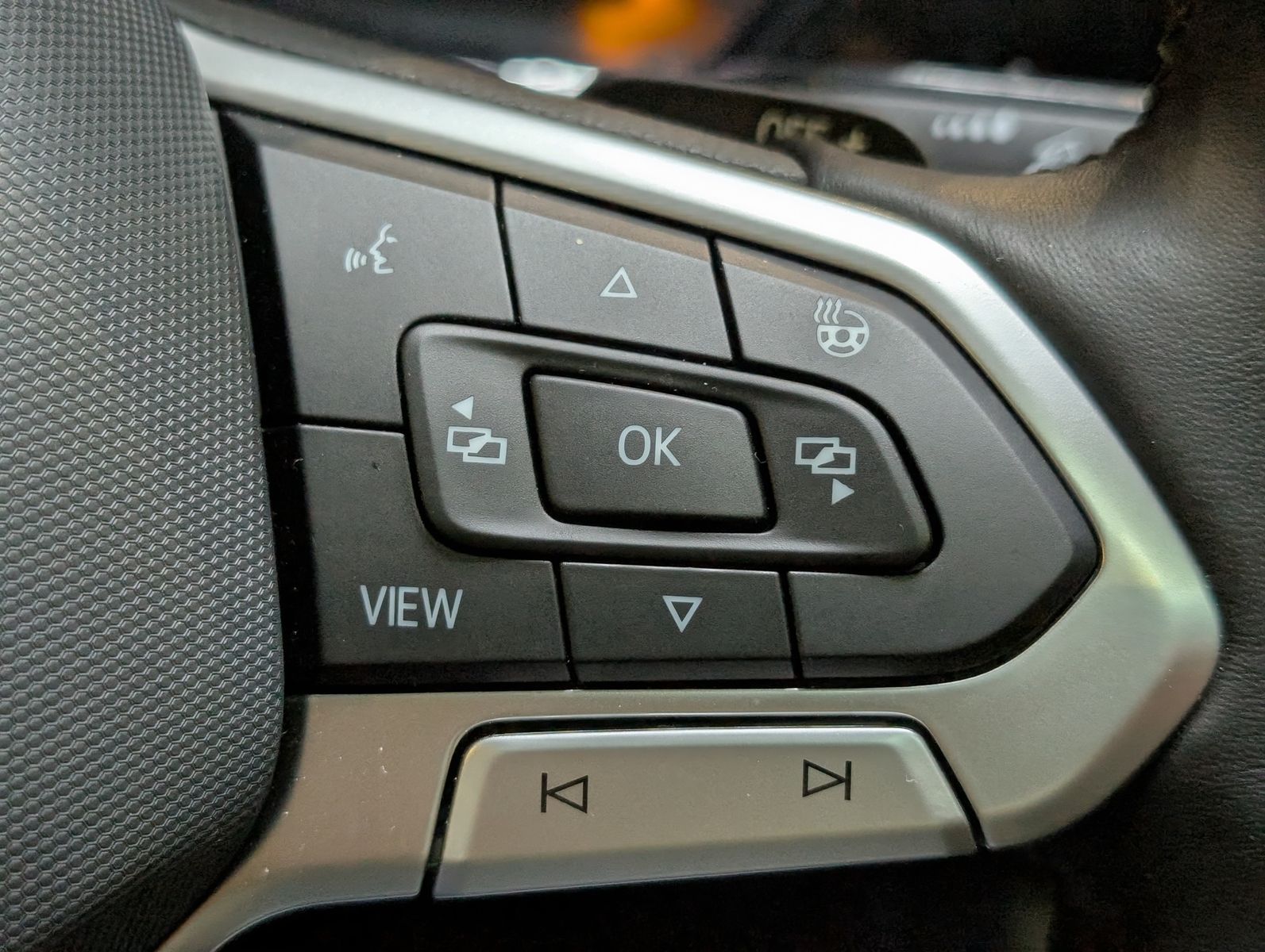 Fahrzeugabbildung Volkswagen Touran 2.0 DSG R-Line High. Pano 7-Si IQ.Dri AHK