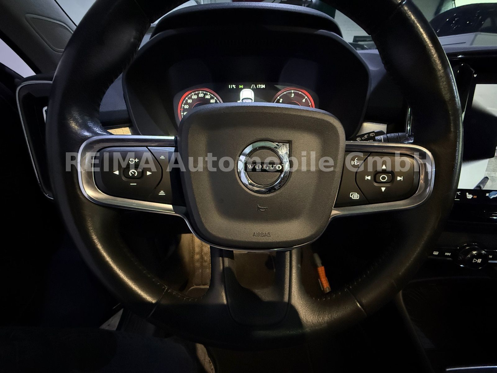 Fahrzeugabbildung Volvo XC 40 D4 Momentum AWD, Pano, LED, H&K