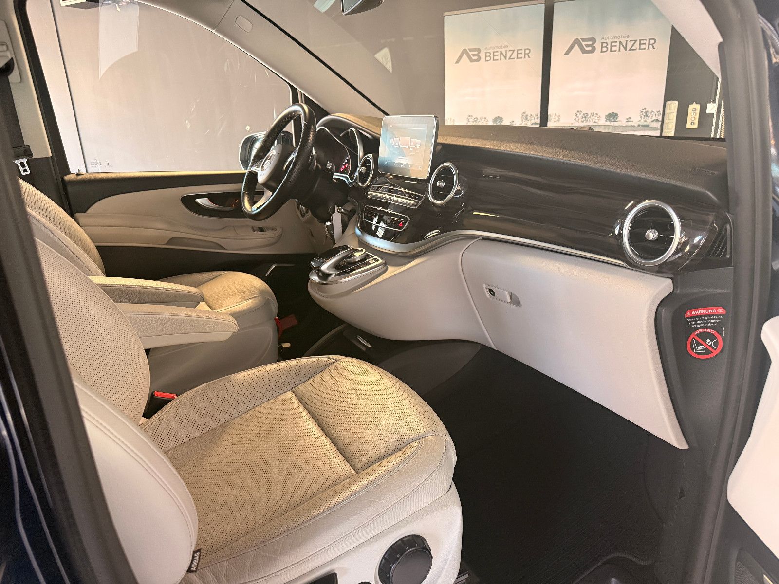 Fahrzeugabbildung Mercedes-Benz V 250/AVANTGARDE/LANG/4MATIC/LEDER/LED/NAVI/6SIT