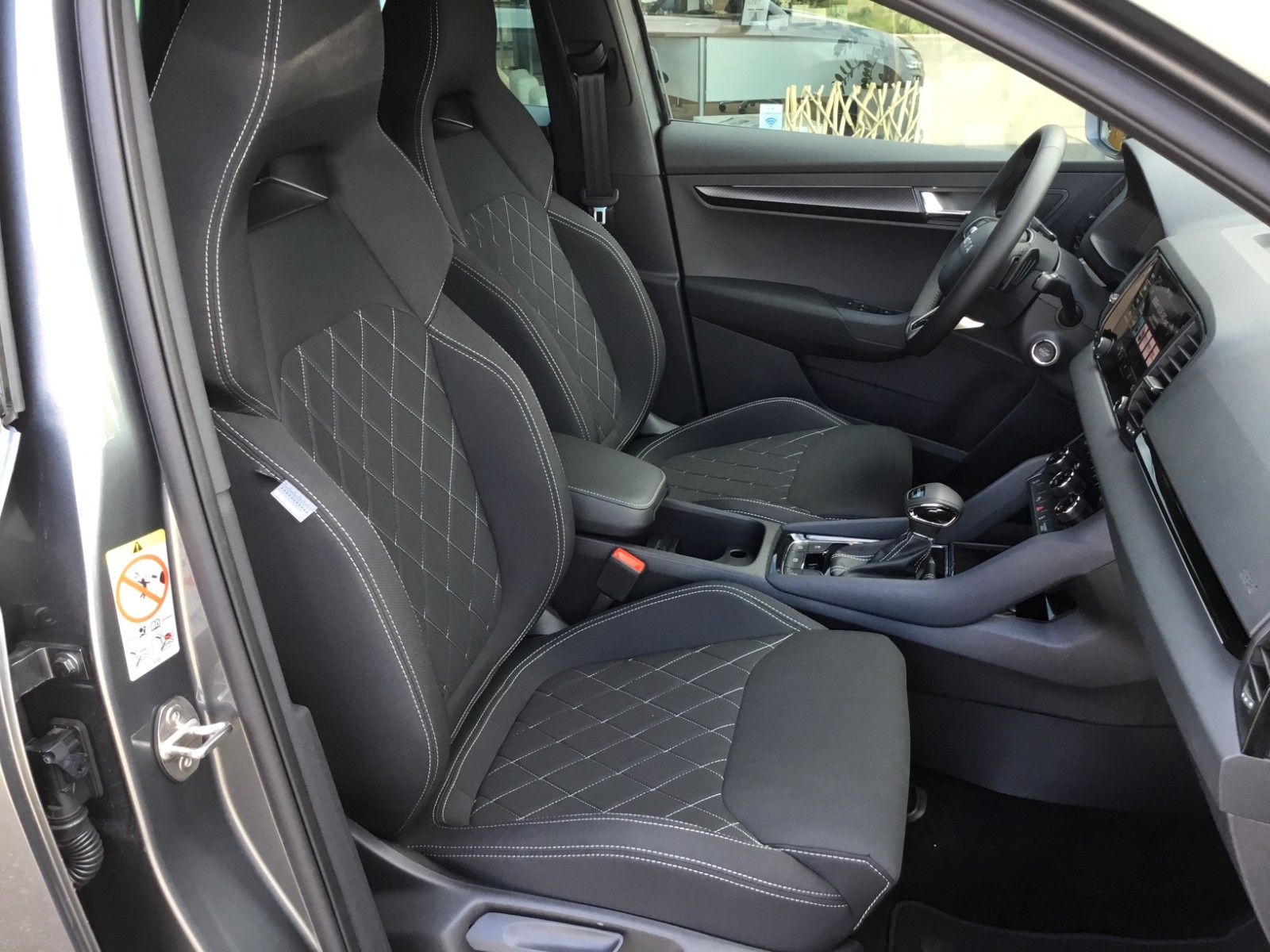 Fahrzeugabbildung SKODA Karoq 2.0l TSI DSG 4x4 Sportline+AHK+Matrix+Pano