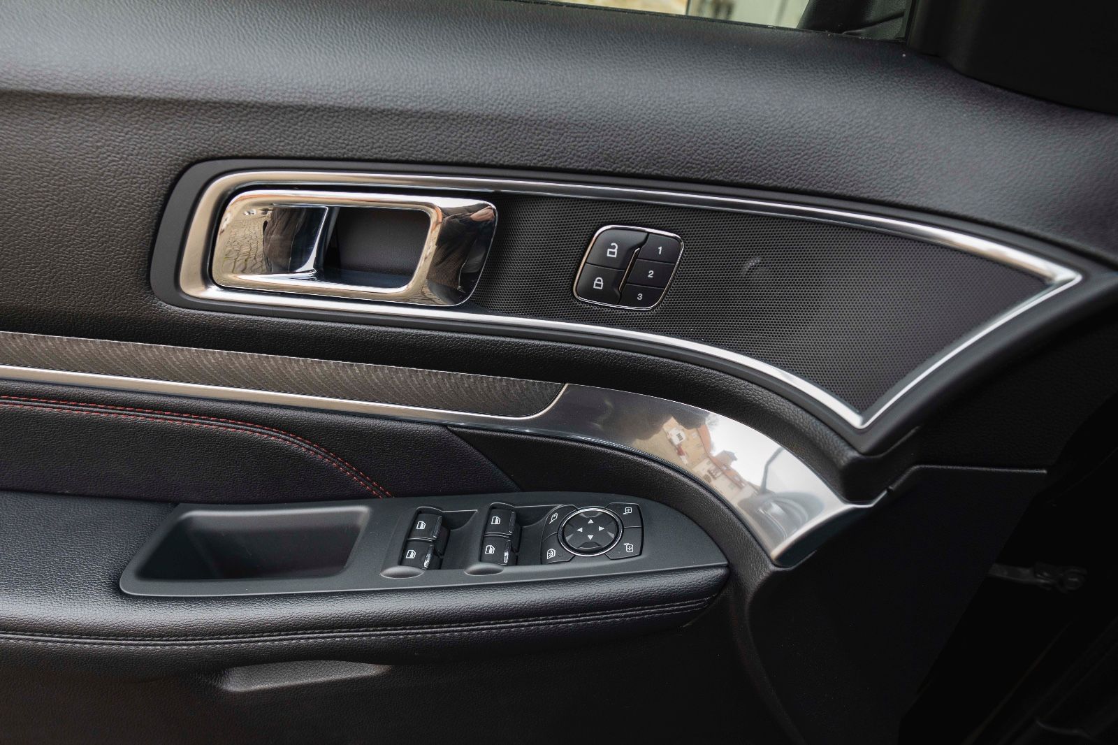 Fahrzeugabbildung Ford Explorer 3,5l 4x4 Sport KAM 6SITZER M+S ACC AHK