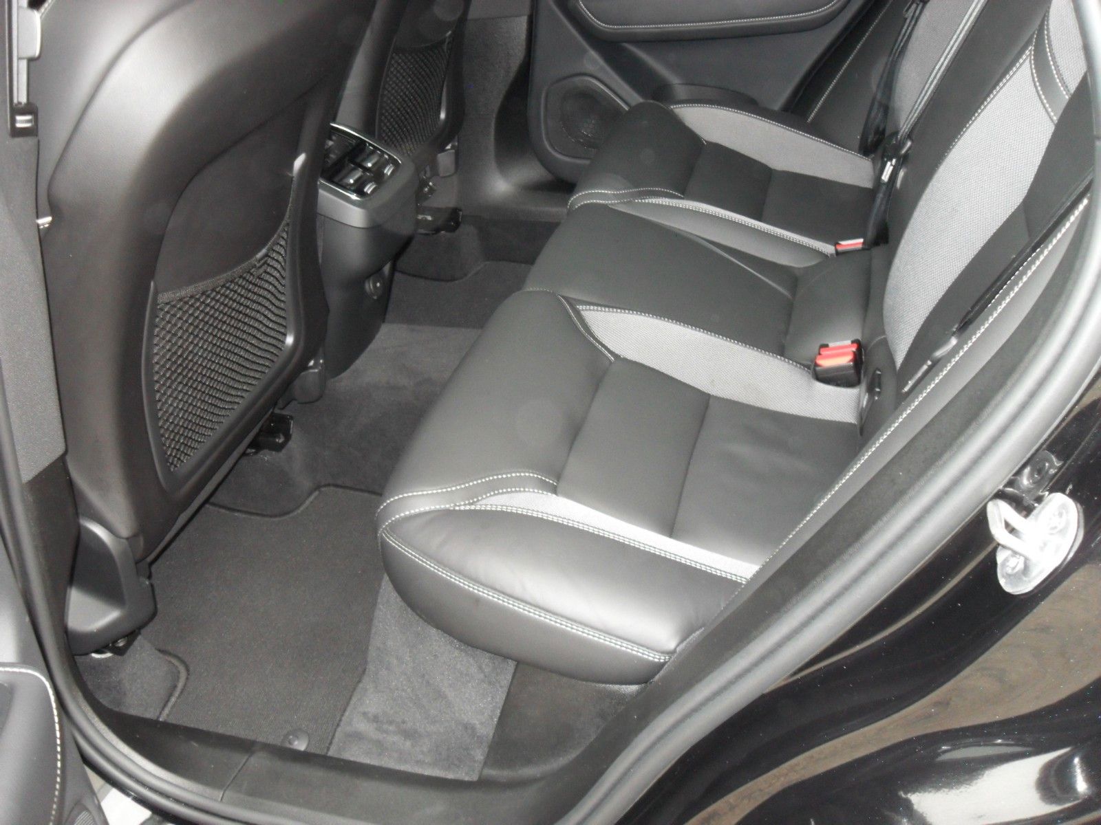 Fahrzeugabbildung Volvo XC 60 B5 Ultra Black Edition AWD |