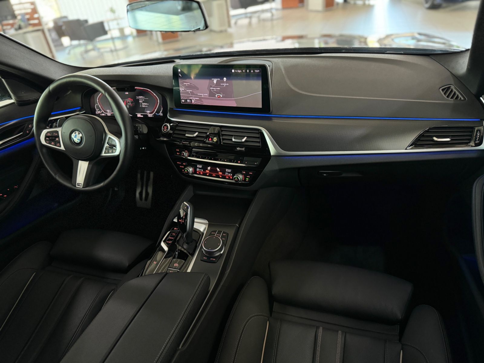 Fahrzeugabbildung BMW 530d xD M Sport Panorama Kamera HUD DAB H/K AHK