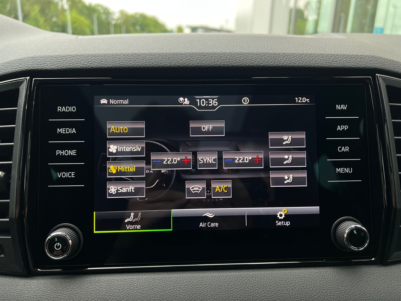 Fahrzeugabbildung SKODA Karoq Sportline 2.0 TSI 4x4 DSG *Panorama, AHK,