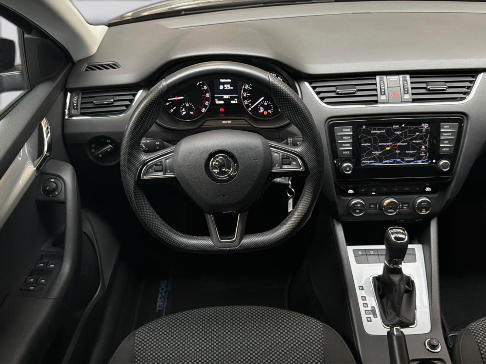 Skoda Octavia/Temp/PDC/ErsteHand/2-Zonen/SHZ/Kurvlicht