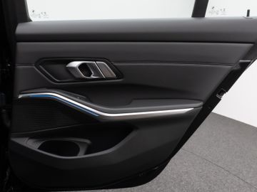 Fahrzeugabbildung BMW 330e xD Sport Line 360°DAB Stop&Go LED Alarm AHK