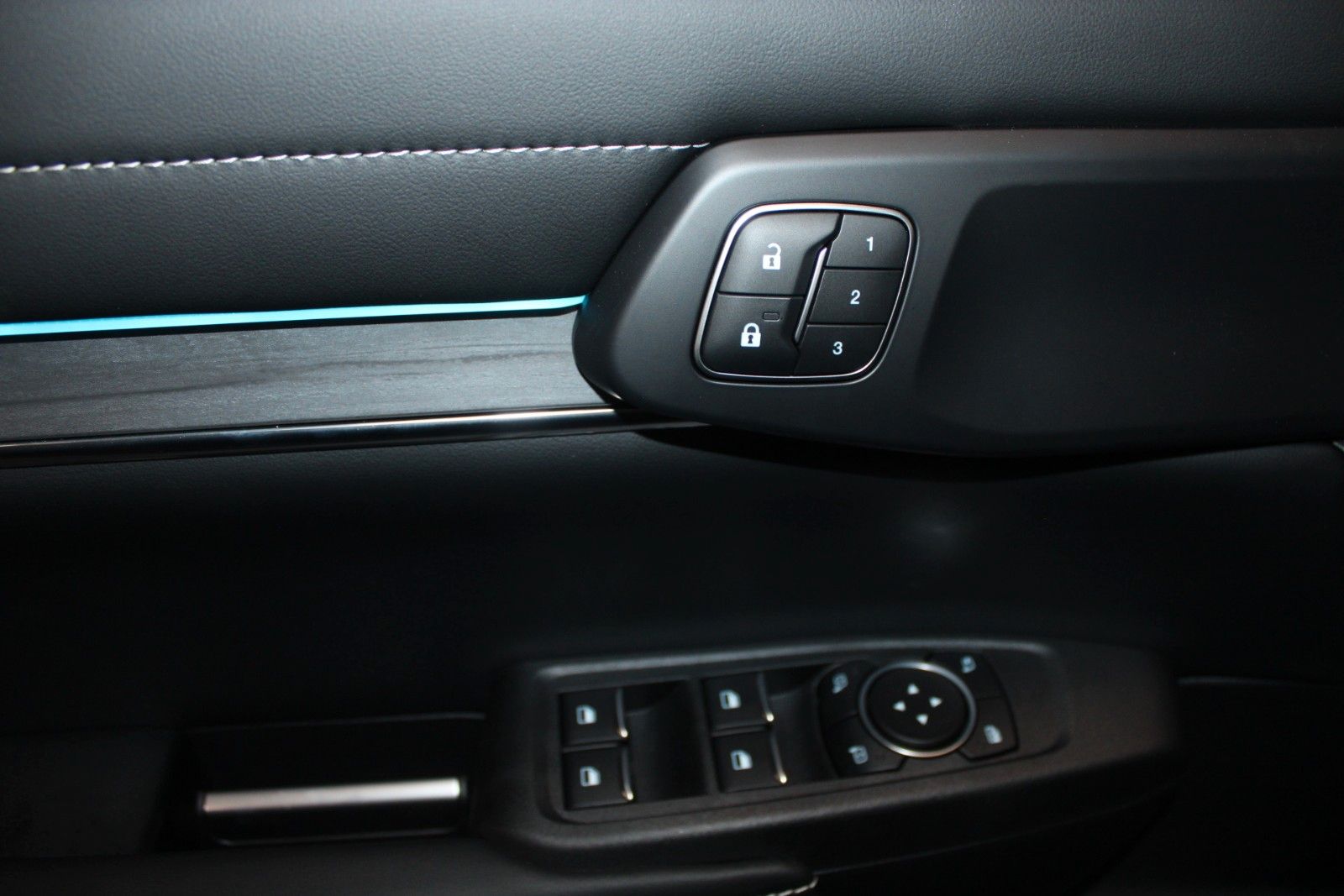 Fahrzeugabbildung Ford Ranger Platinum Automatik LEDER AHK ROLLO STDH