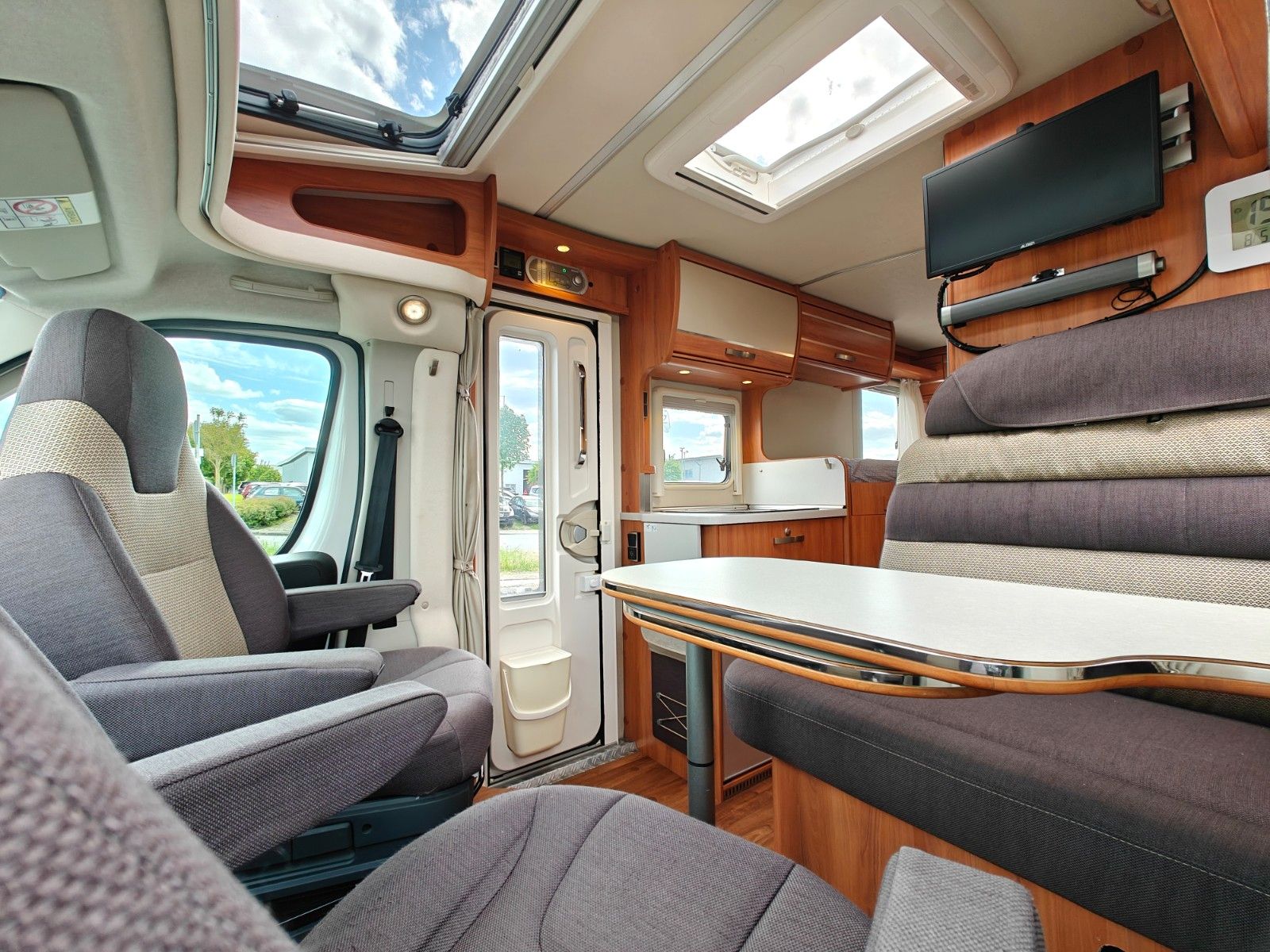 Fahrzeugabbildung HYMER / ERIBA / HYMERCAR Van 374 - Autom. SAT, TV, 2x Solar, DuoControl -