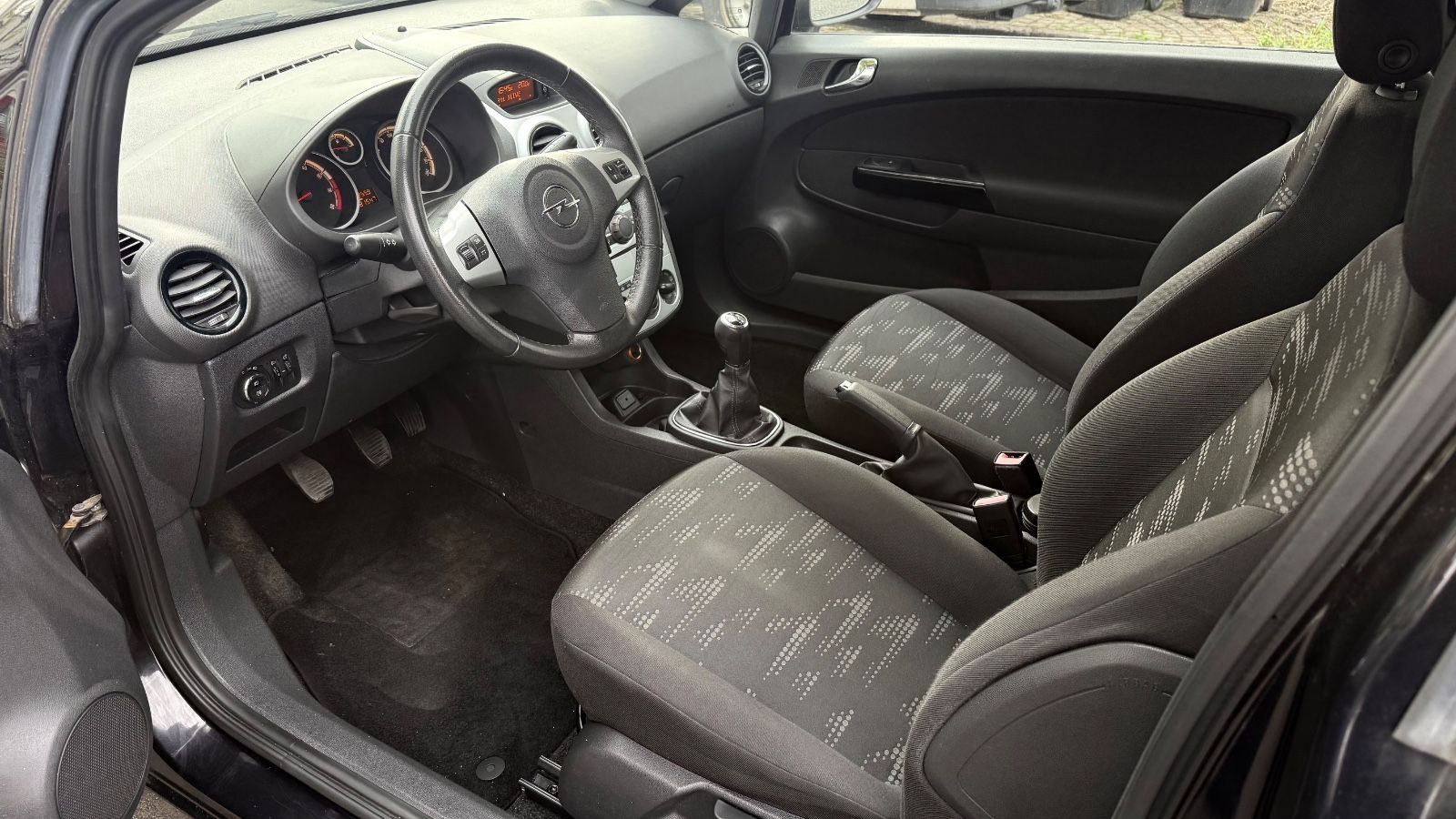 Fahrzeugabbildung Opel Corsa D Satellite TÜV NEU