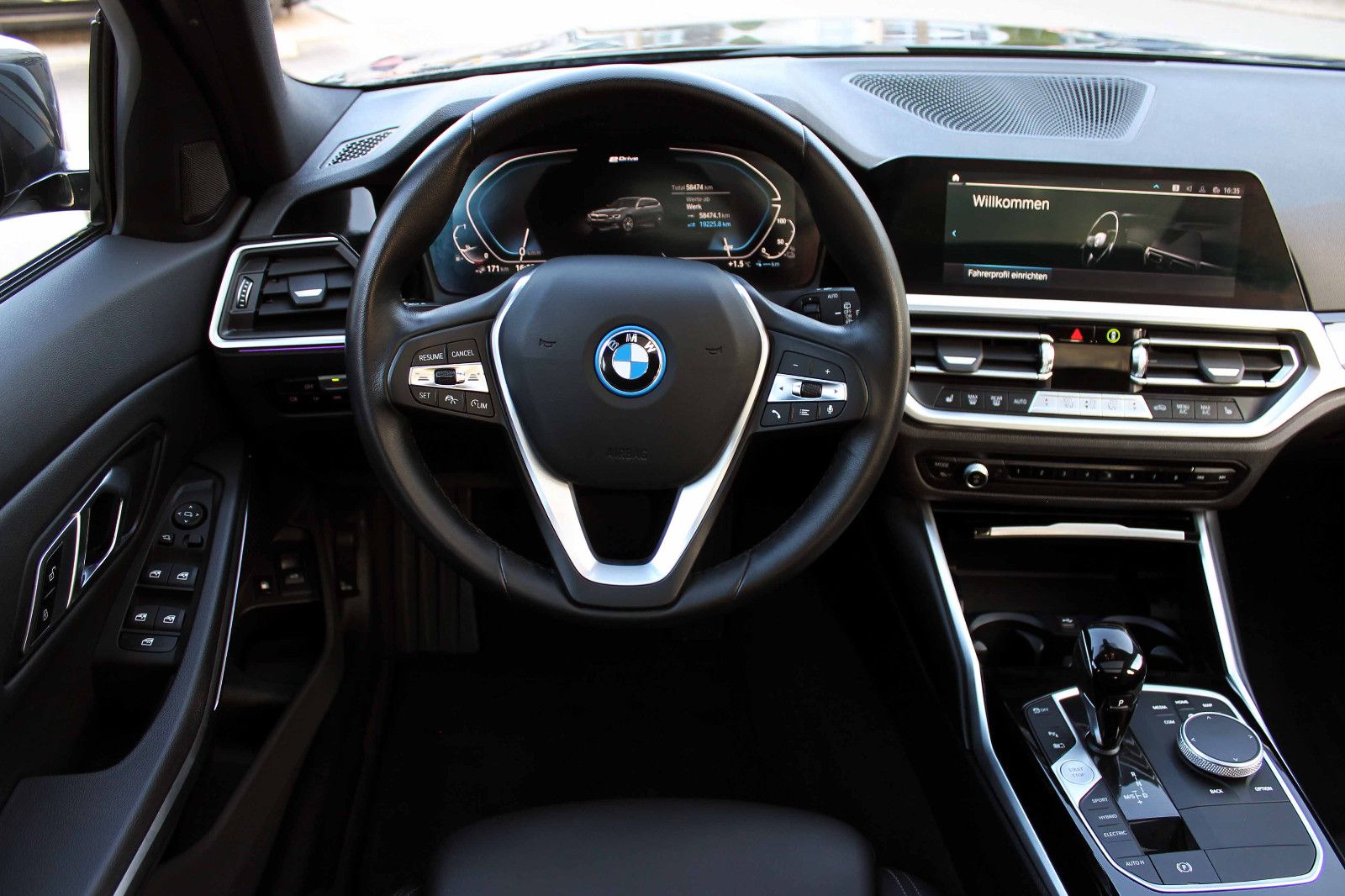 Fahrzeugabbildung BMW 320e Touring Sport-Line LED PANO ACC SHZ CarPlay