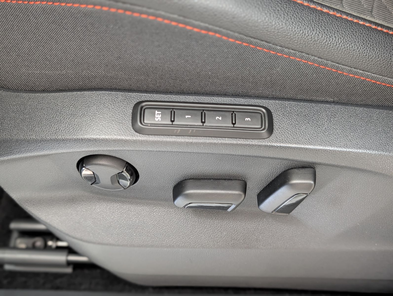 Fahrzeugabbildung SEAT Tarraco 2.0 FR ACC LED PANO AHK 360°KAMERA BEATS