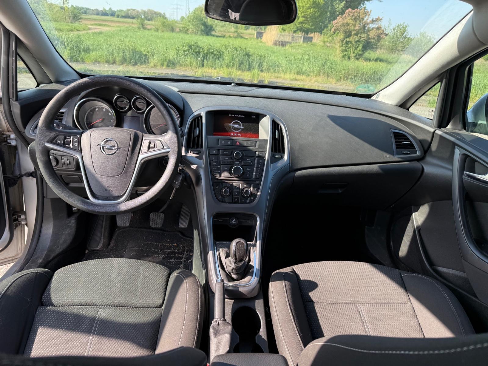Opel Astra 2015 — photo 11