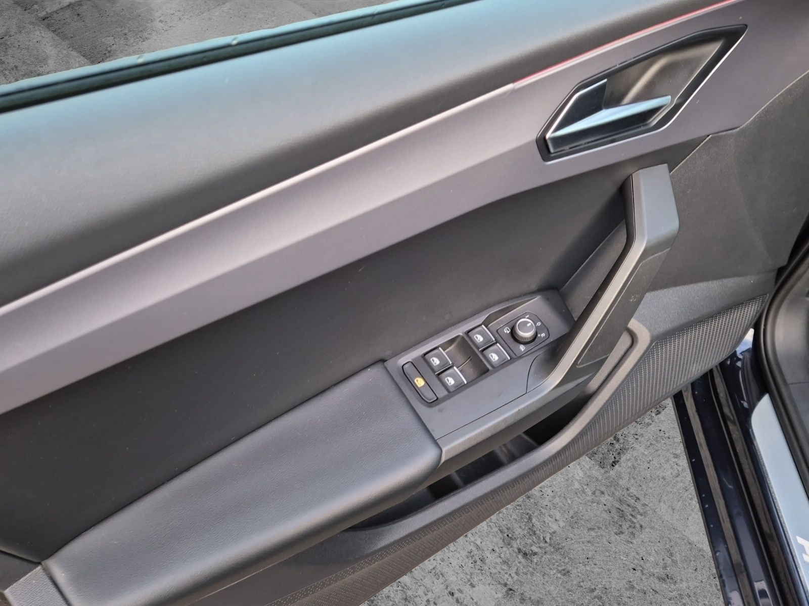 Fahrzeugabbildung SEAT Leon eTSI FR-Line DSG LED Navi GRA PDC SH