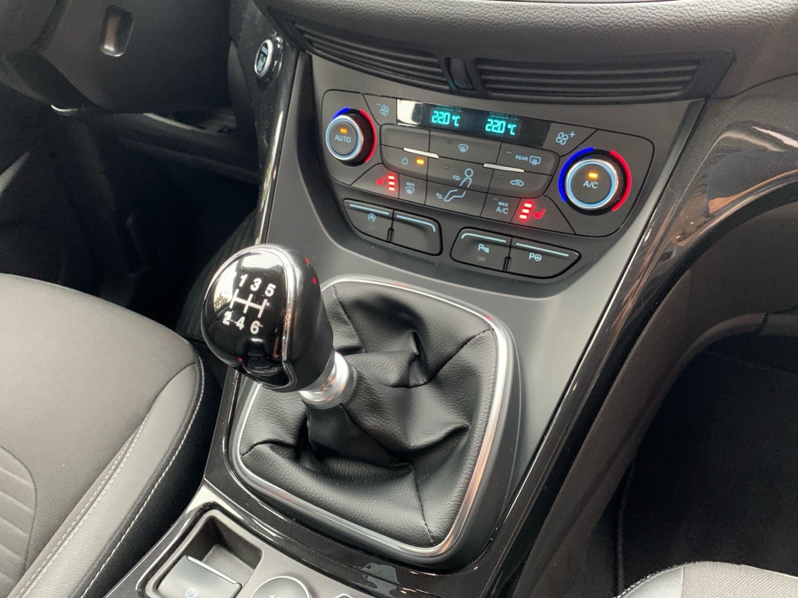 Fahrzeugabbildung Ford Kuga 1.5 EcoBoost Titanium 4x2 Start/Stopp 1Hd
