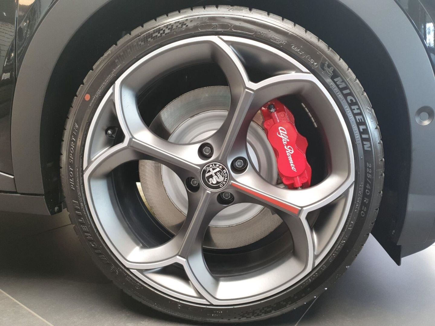Fahrzeugabbildung Alfa Romeo Junior Elettrica VELOCE  280 PS voll Top Deal