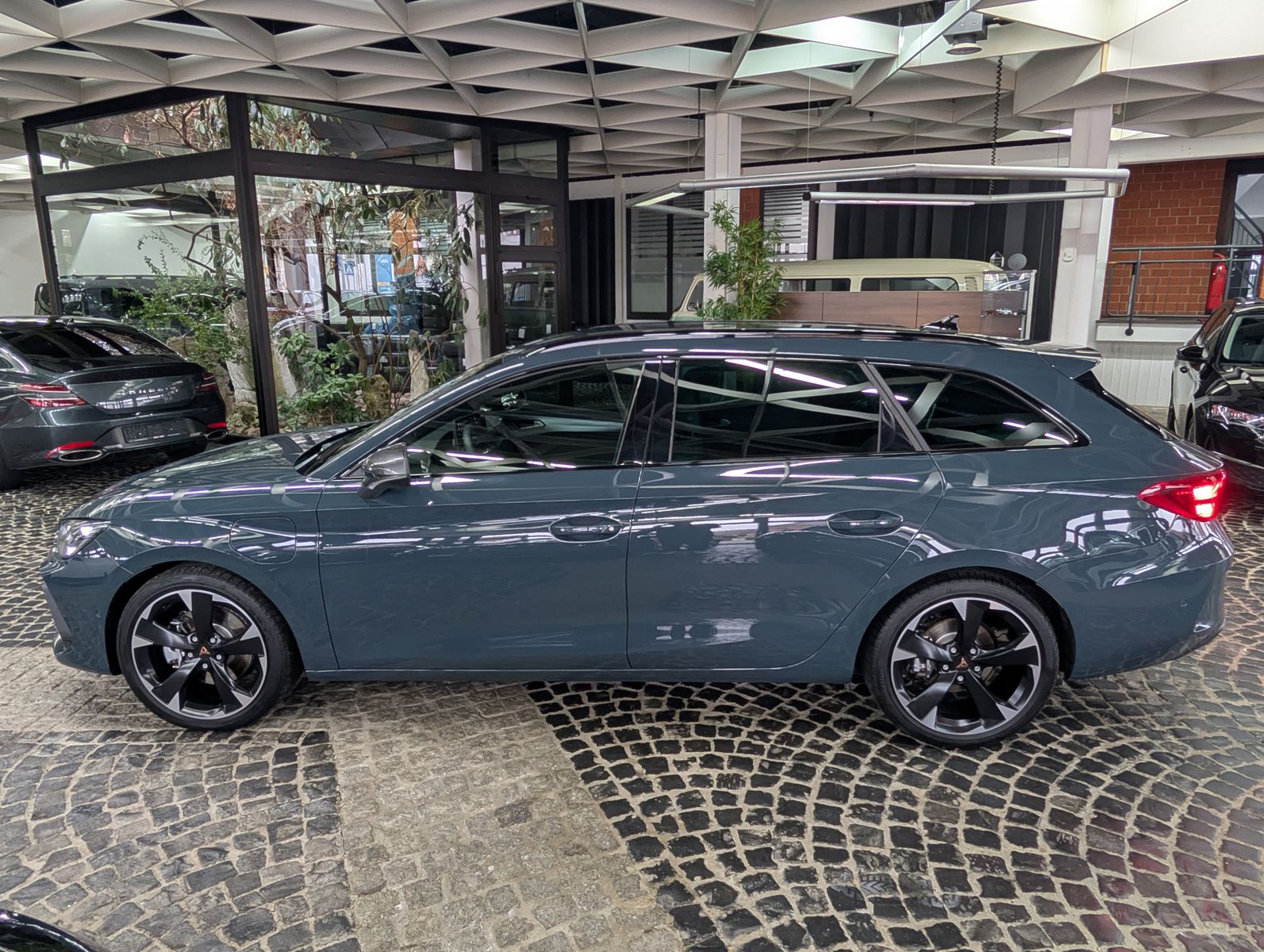 Fahrzeugabbildung CUPRA Leon 1.5 e-Hybrid PLUG-IN LED INTELIG-DRIVE EDGE