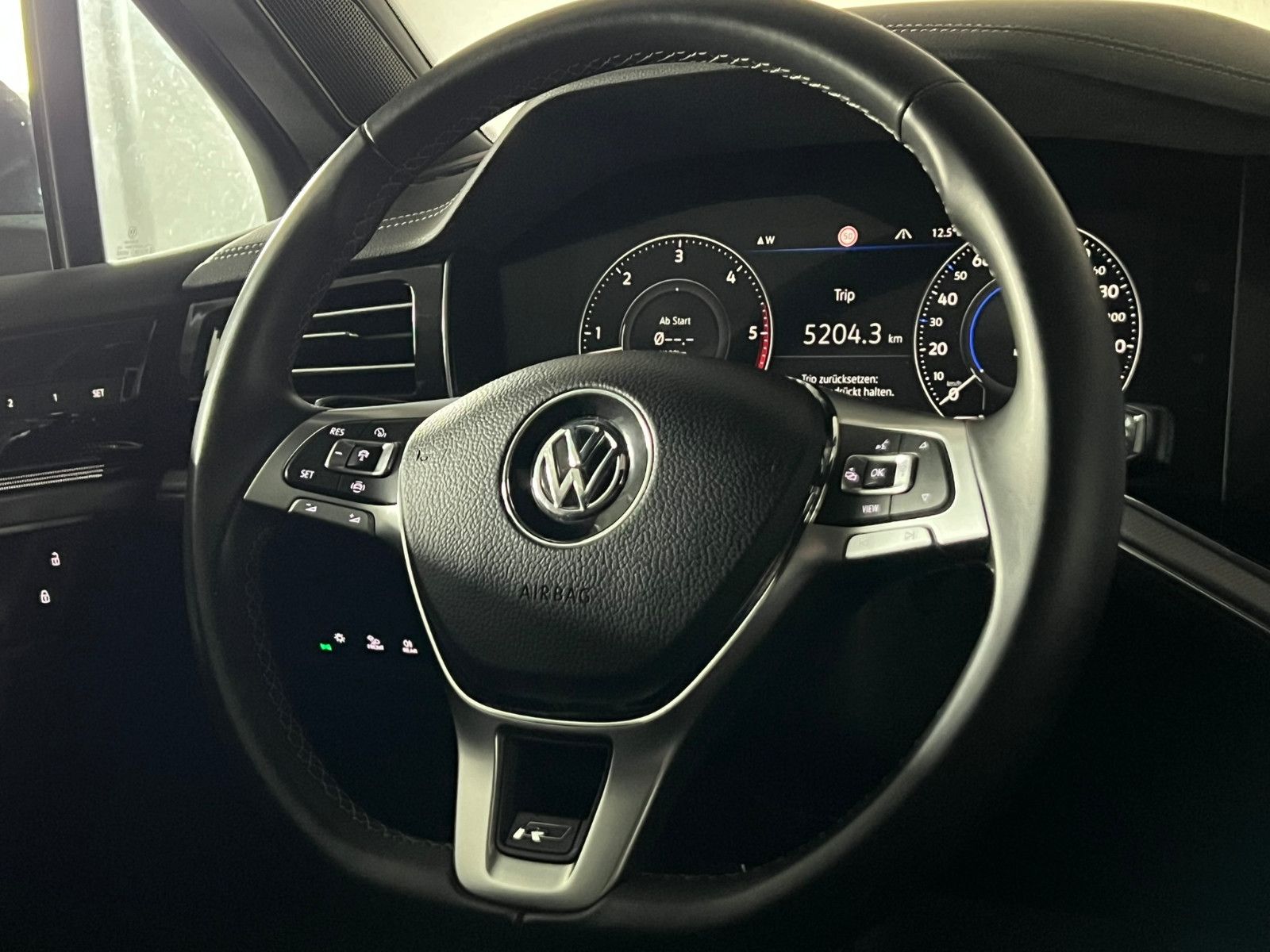 Fahrzeugabbildung Volkswagen Touareg R-Line 4Motion/PANO/AHK/MATRIX/BLACK OP.