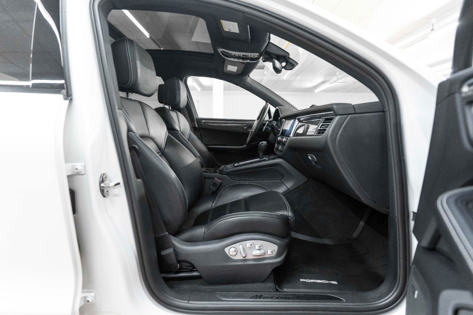 Fahrzeugabbildung Porsche Macan 2.0L ACC BOSE PANO PDLS KAM LED CARPLAY