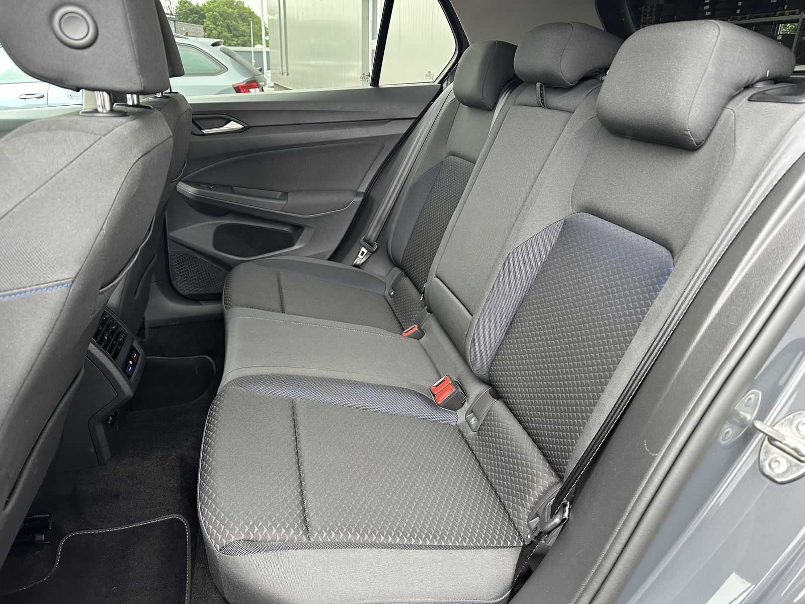 Fahrzeugabbildung Volkswagen Golf 2.0 TDI DSG United NAV+LED+ACC+AHK+DIGDISP